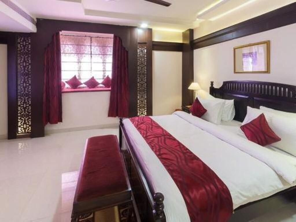 Minibar, in-room safe, desk, iron/ironing board