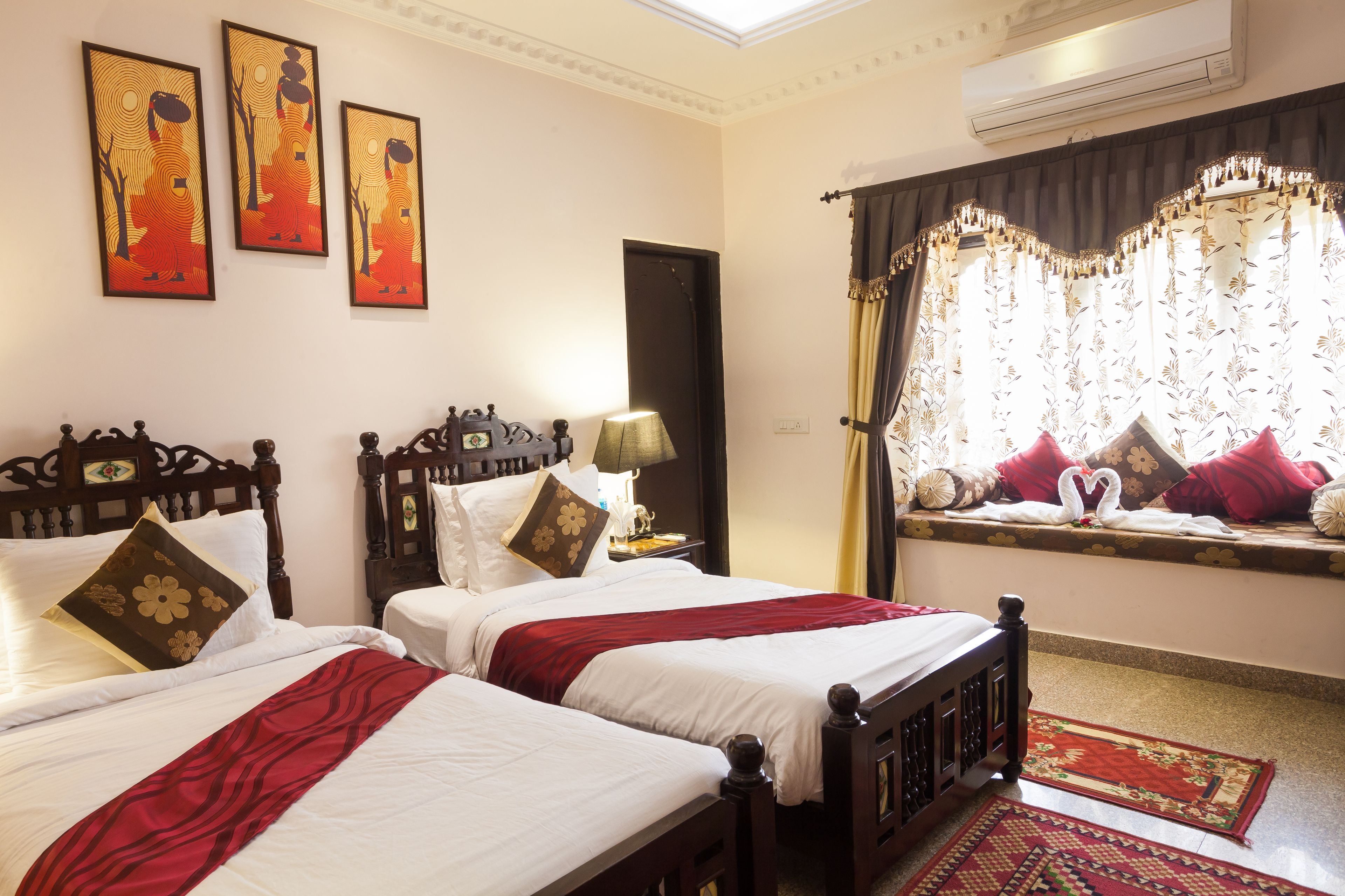 Royal Room | Minibar, in-room safe, desk, iron/ironing board