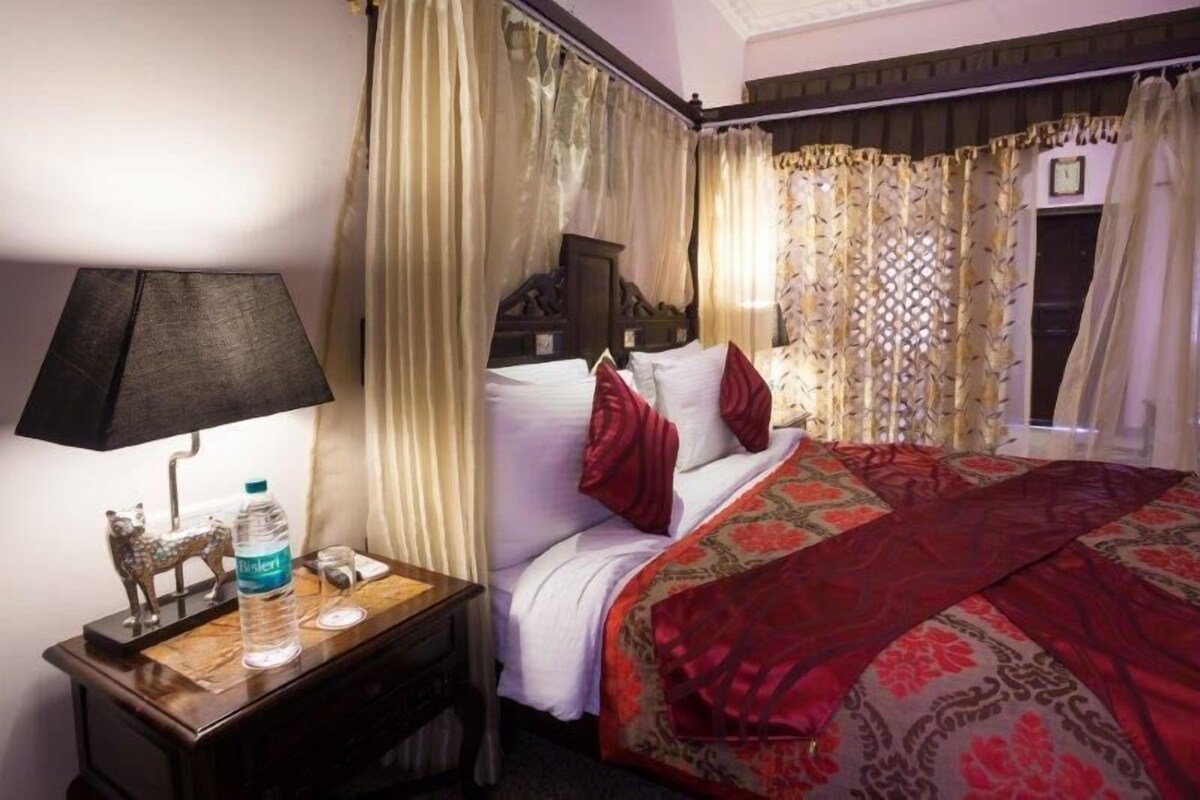 Royal Villa Room | Minibar, in-room safe, desk, iron/ironing board (on request)