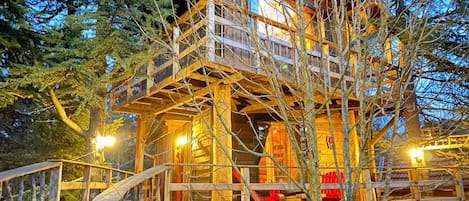 Family Tree House, 1 Bedroom, Balcony, Mountain View | Free WiFi, bed sheets