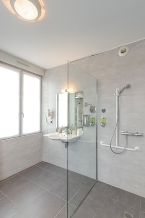 Shower, rainfall showerhead, free toiletries, hair dryer