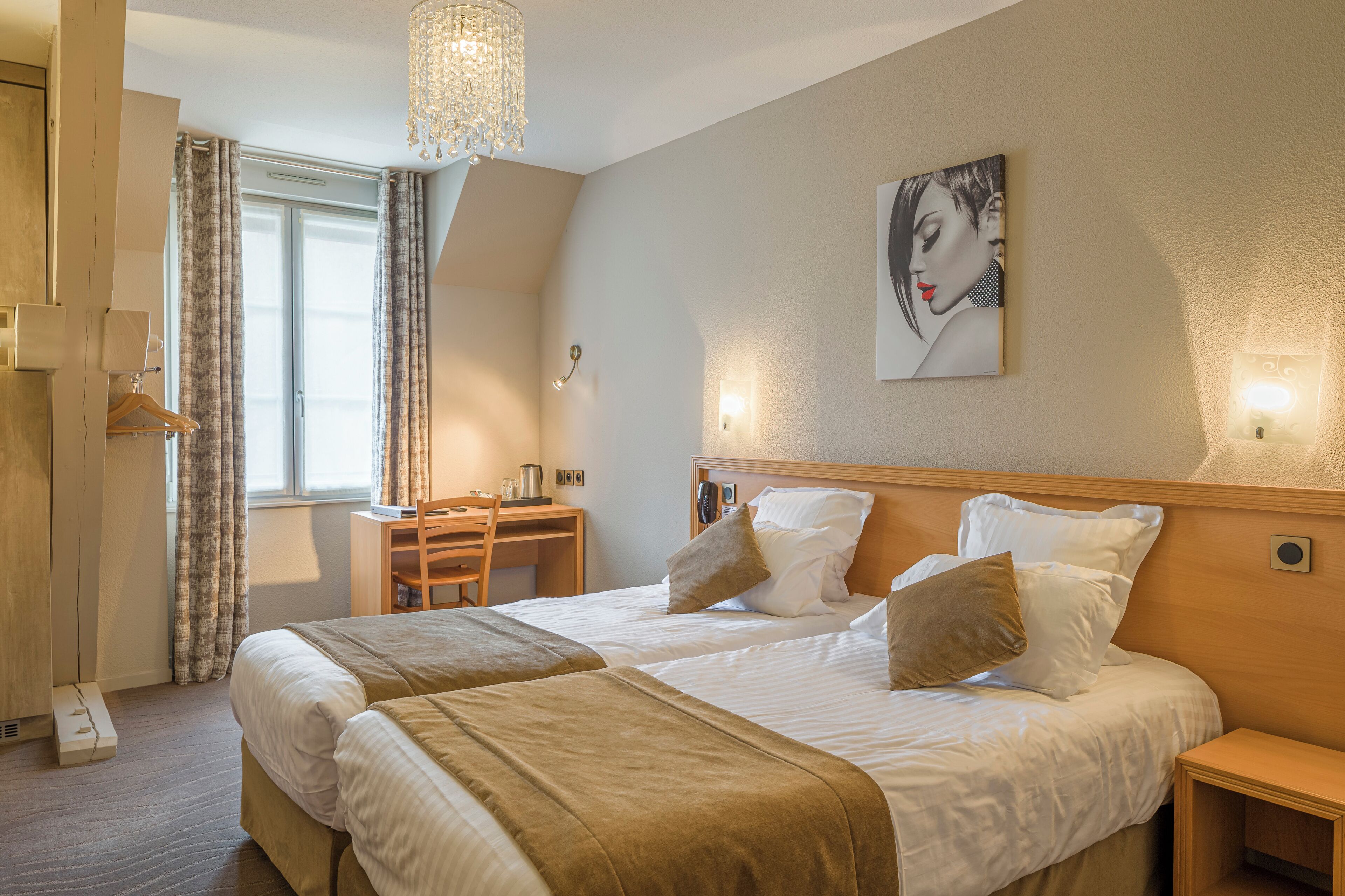 Sengetøy av topp kvalitet, senger med Select Comfort-madrass og minibar