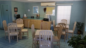 Breakfast area - Victorian Inn (Iuka)