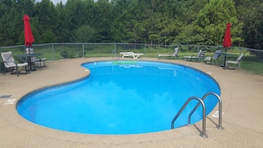 Outdoor pool - Victorian Inn (Iuka)