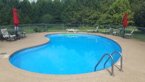 Outdoor pool - Victorian Inn (Iuka)