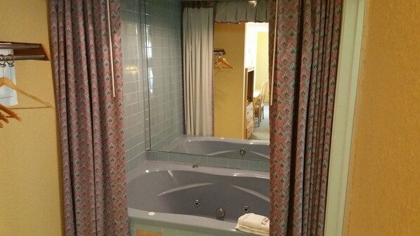 Combined shower/bathtub, towels - Victorian Inn (Iuka)