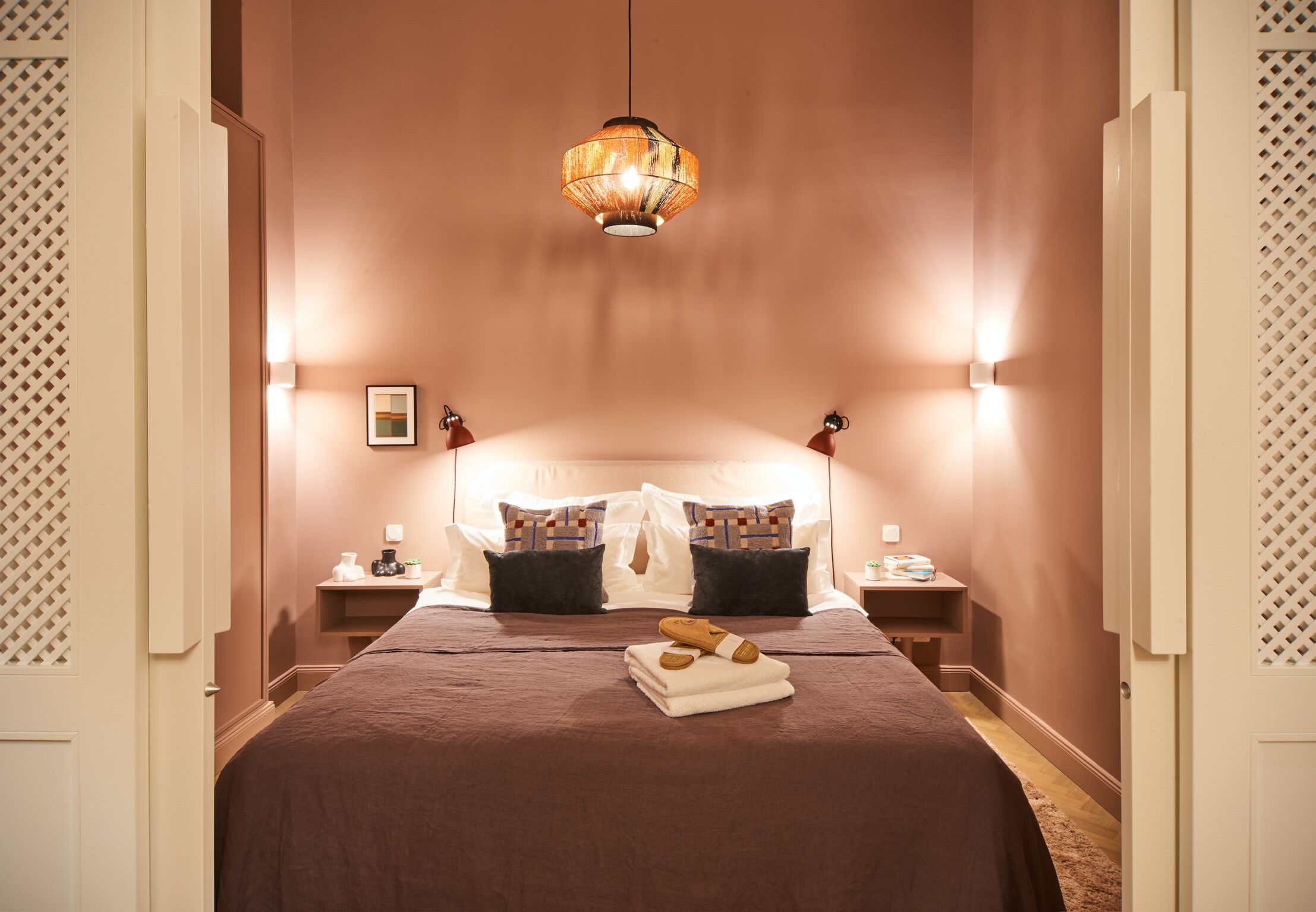 Ropa de cama de alta calidad, minibar y decoración personalizada 