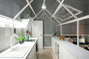 CoraB | Private kitchen | Full-size fridge, oven, stovetop, dishwasher