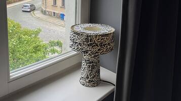 Un bagno con finestra, lavabo e specchio.