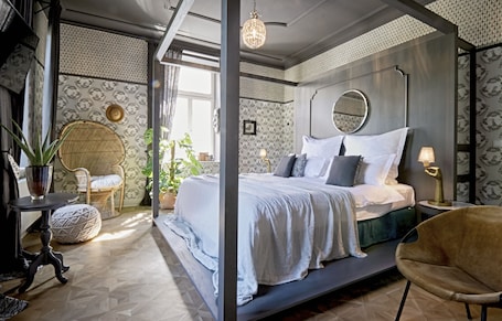 Ropa de cama de alta calidad, minibar y decoración personalizada