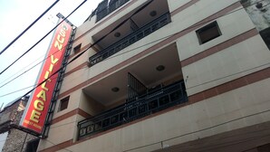 Front of property - Hotel Sun Village (New Delhi)