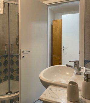 Camera Classic | Bagno | Doccia, set di cortesia gratuito, asciugacapelli, bidet