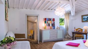 Habitación doble Deluxe, vista a la colina (La Traviata) | Ropa de cama de alta calidad y caja de seguridad en la habitación