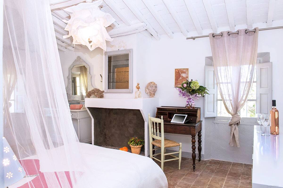 Romantic Double Room, Hill View (Elixir d amour) | Living area
