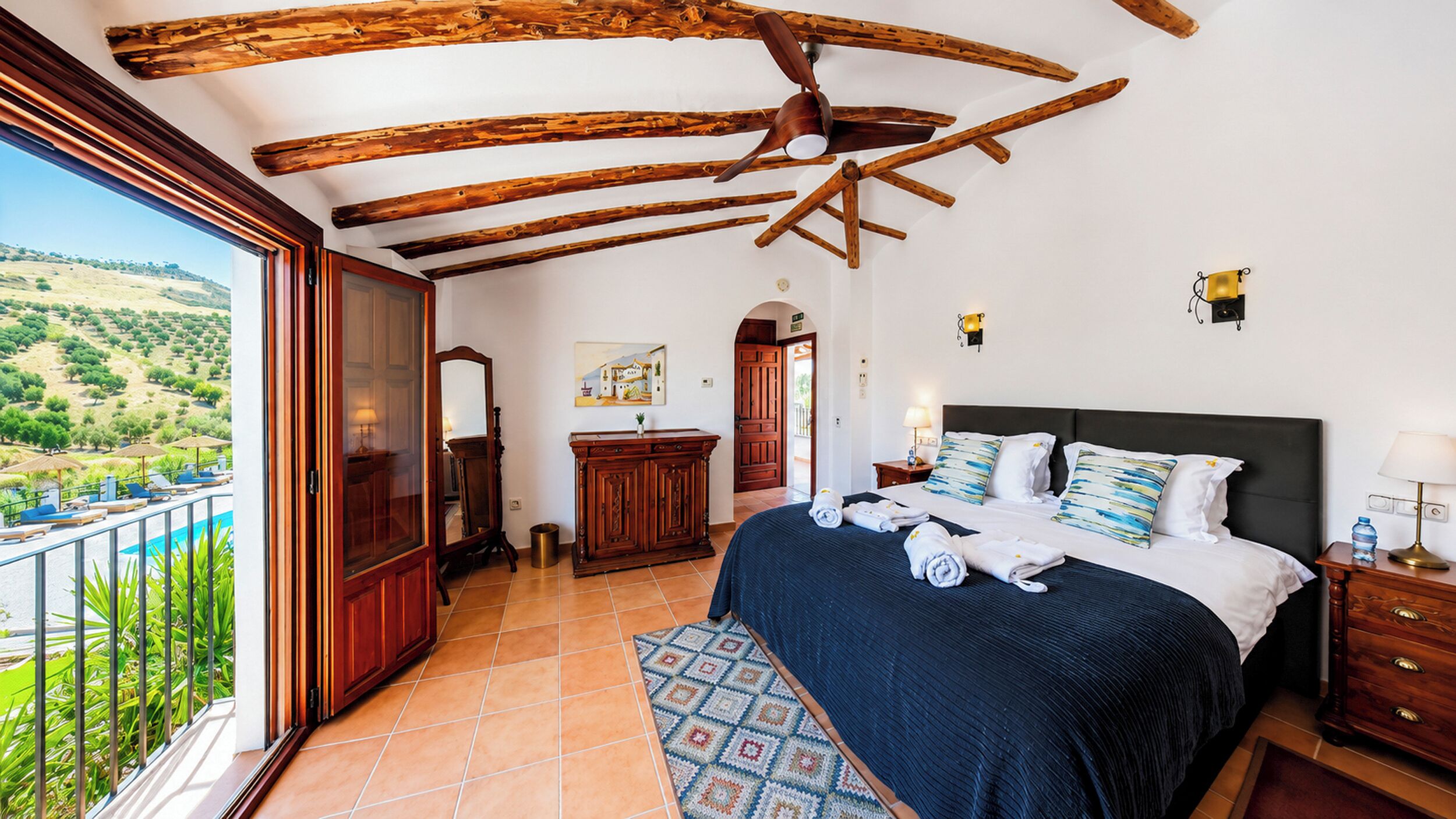 Quarto casal conforto, sacada, vista para a montanha | Roupas de cama de algodão egípcio, roupas de cama premium