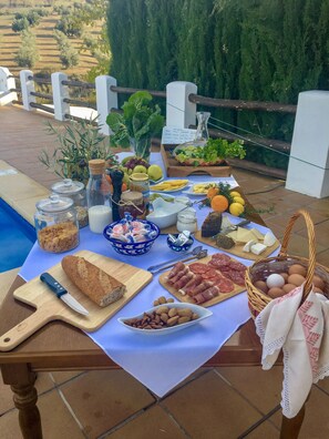 Tägliches kontinentales Frühstück (10 EUR pro Person)
