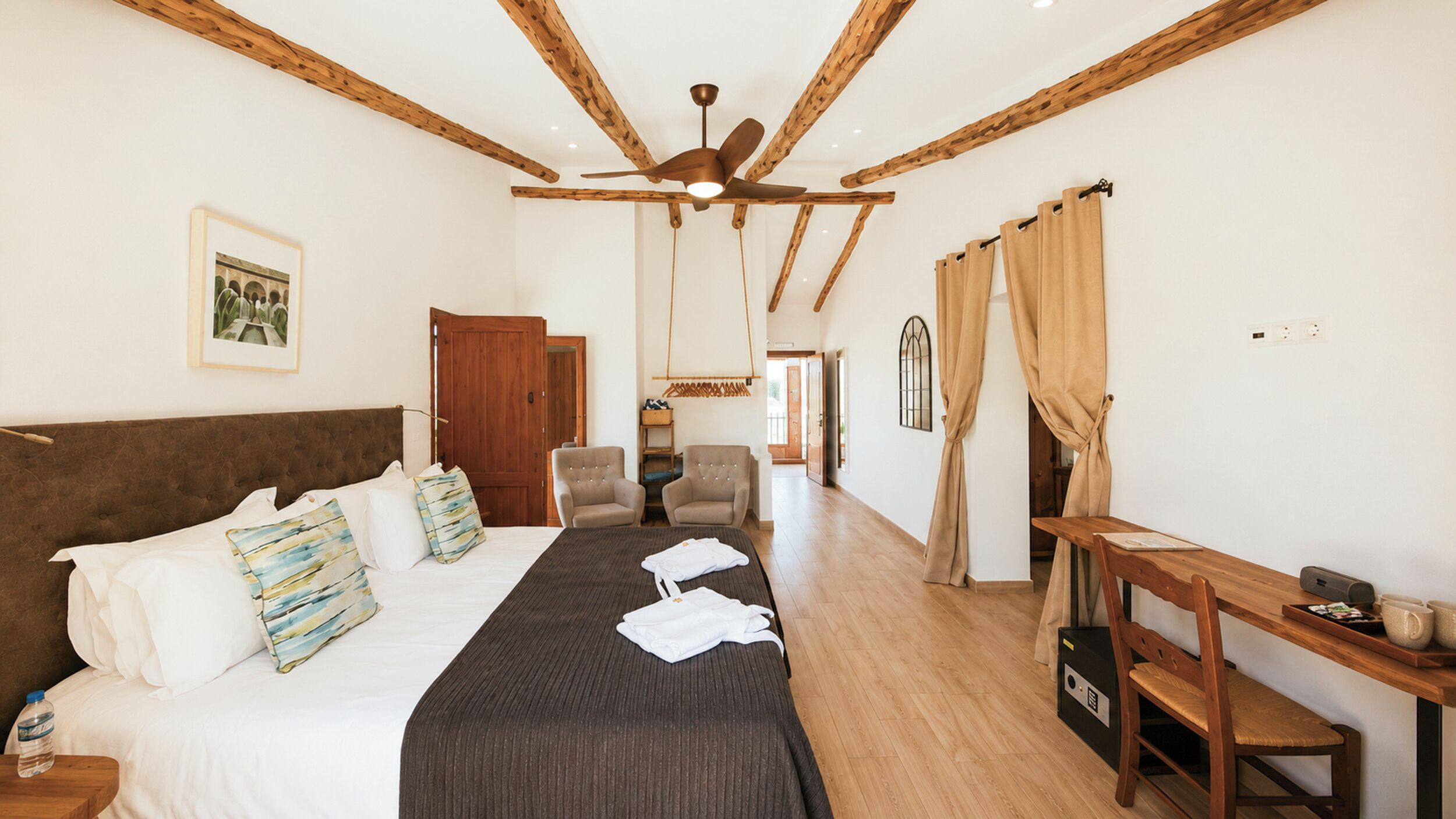 Deluxe Suite, 1 Bedroom, Lounge with Desk