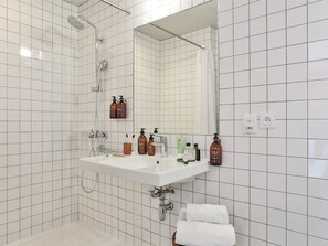 Shower, rainfall showerhead, eco-friendly toiletries, hair dryer - Mob Hotel Paris les Puces (Saint-Ouen)