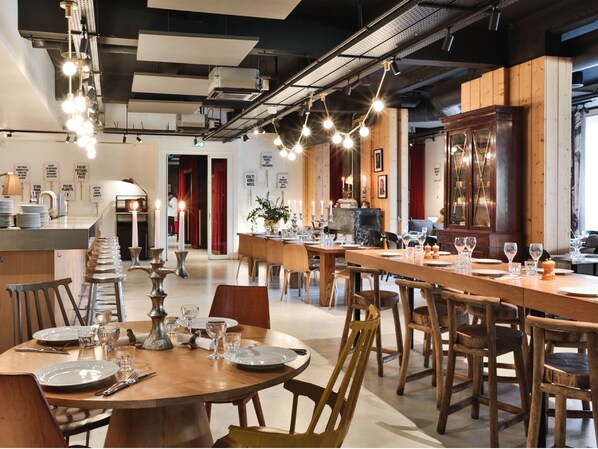 供应早餐、午餐和晚餐，意大利菜，花园景观