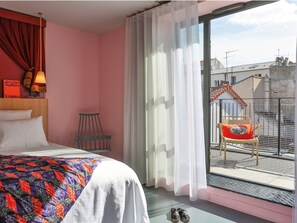In-room safe, desk, laptop workspace, soundproofing - Mob Hotel Paris les Puces (Saint-Ouen)