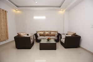 Flat-screen TV - Mint City Center Suites (Noida)