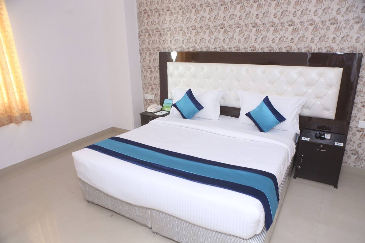 Executive Double Room, 2 Single Beds | In-room safe, desk, iron/ironing board, rollaway beds