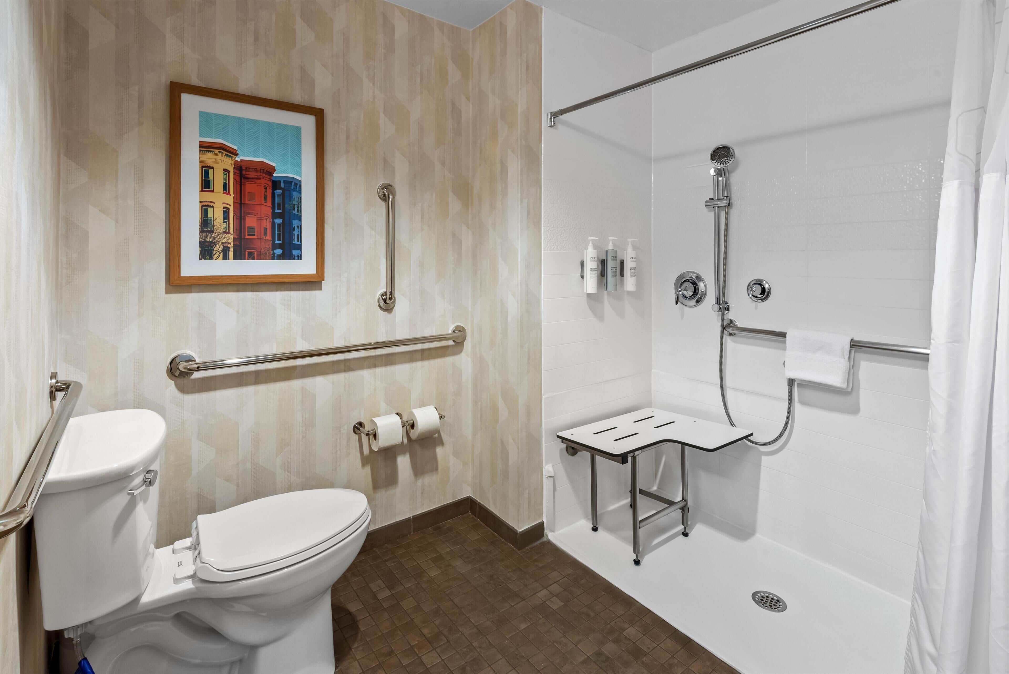 Zimmer, 2 Queen-Betten, barrierefrei (Roll-In Shower) | Dusche im Bad