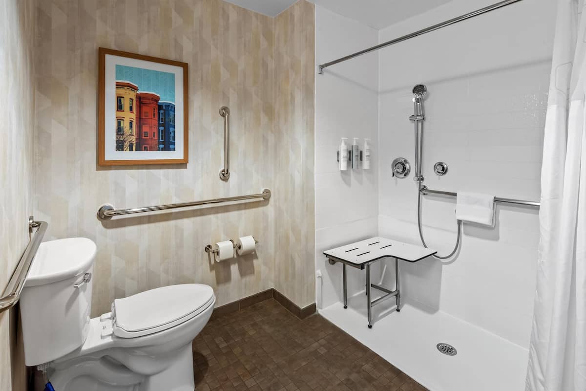 Zimmer, 2 Queen-Betten, barrierefrei (Roll-In Shower) | Dusche im Bad