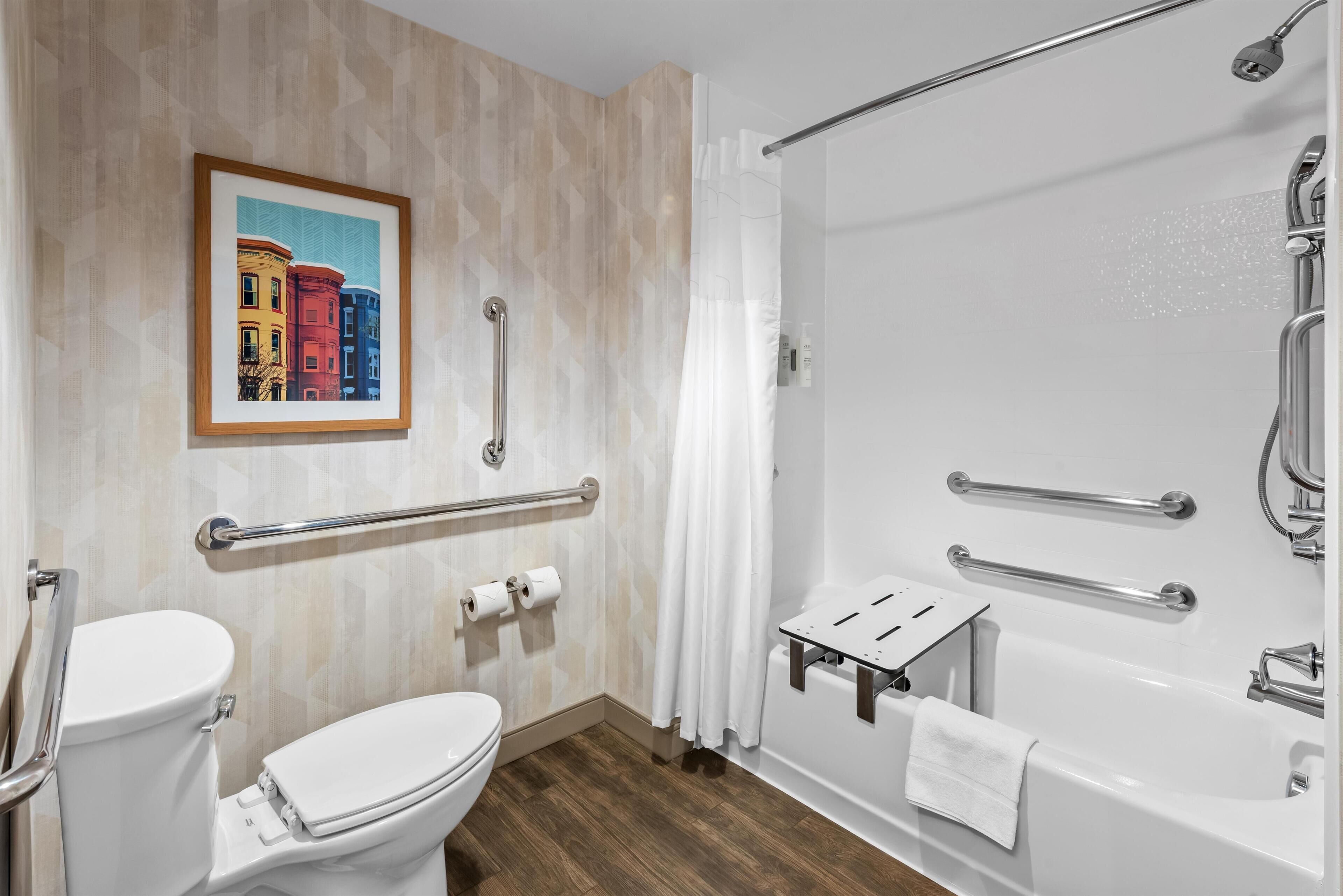 Zimmer, 2 Queen-Betten, barrierefrei, Badewanne | Badezimmer