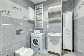 Apartment | Bathroom | Bathtub, free toiletries, hair dryer, towels - TriApart Pomerania Apartment (Gdansk)