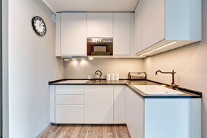 Apartment | Private kitchen | Fridge, stovetop, electric kettle, highchair - TriApart Pomerania Apartment (Gdansk)