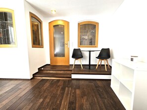 Elite appartement, 2 slaapkamers, uitzicht op tuin, hoek | 2 slaapkamers, luxe beddengoed, een bureau, een strijkplank/strijkijzer