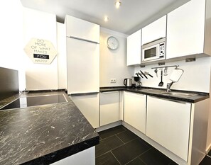 Deluxe appartement, 2 slaapkamers, uitzicht op de stad, hoek | Privékeuken | Een koelkast met diepvriezer, een microgolfoven, een oven