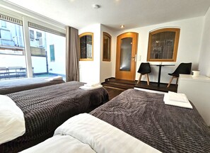 Elite appartement, 2 slaapkamers, uitzicht op tuin, hoek | 2 slaapkamers, luxe beddengoed, een bureau, een strijkplank/strijkijzer