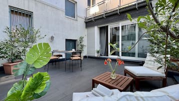 Elite-Apartment, 2 Schlafzimmer, Gartenblick, Eckzimmer | Terrasse/Patio