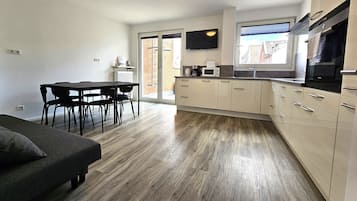 Appartamento Grand | Cucina privata | Frigorifero con congelatore, microonde, forno, macchina per tè/caffè