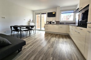 Departamento Grand | Cocina privada | Refrigerador con congelador, microondas, horno y cafetera y tetera
