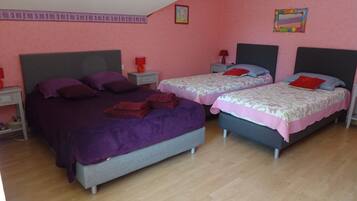 Un dormitorio con dos camas, cada una con un cabecero y almohadas diferentes.