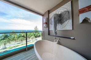 Deluxe Room with Sea View | Vue de la chambre