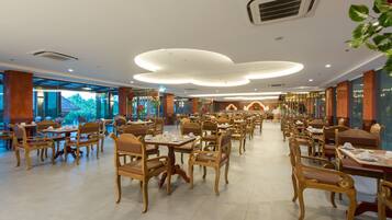 Desayuno buffet diario (THB 350 por persona)