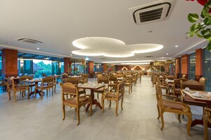 Se ofrece un desayuno bufé (350 THB por persona)