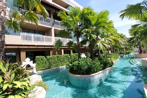 3 室外游泳池，池畔遮阳伞，日光浴躺椅