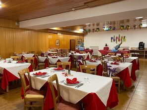 Frokost og middag serveres