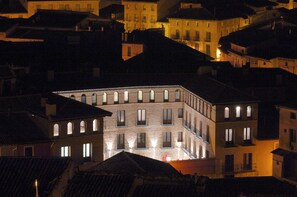 Façana frontal de l'allotjament (vespre/nit)