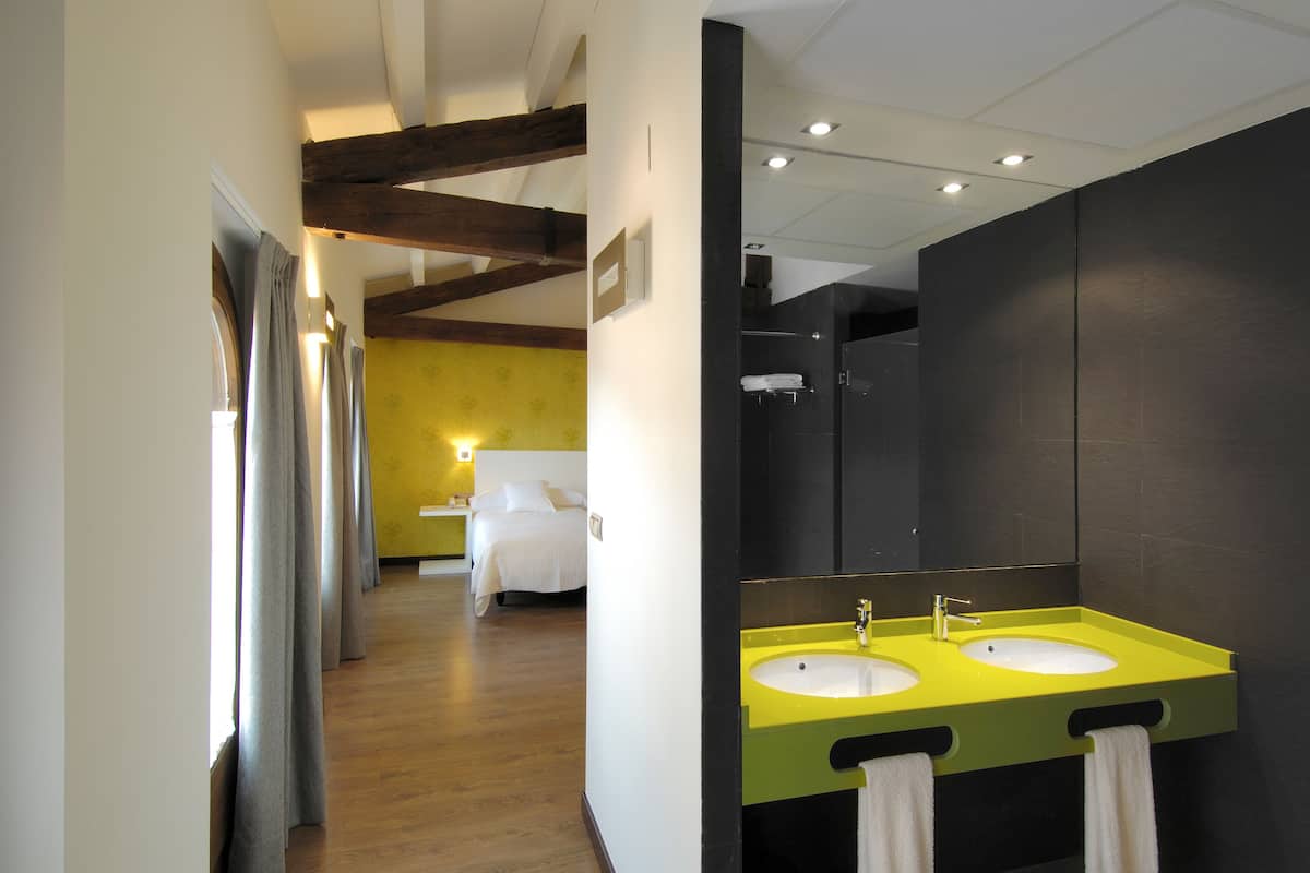 standard double room | 1 bedroom, desk, free cots/infant beds, free wifi