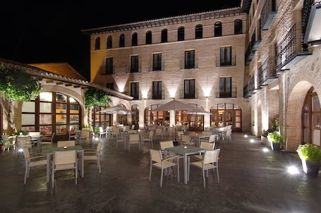 Courtyard. Hotel Cienbalcones