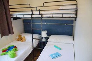 Een kluis op de kamer, verduisterende gordijnen, gratis wifi