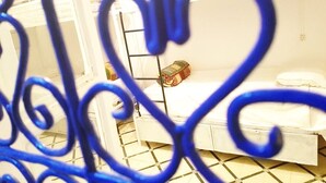 In-room safe, blackout curtains, free WiFi - Majorelle Hostel (Marrakech)