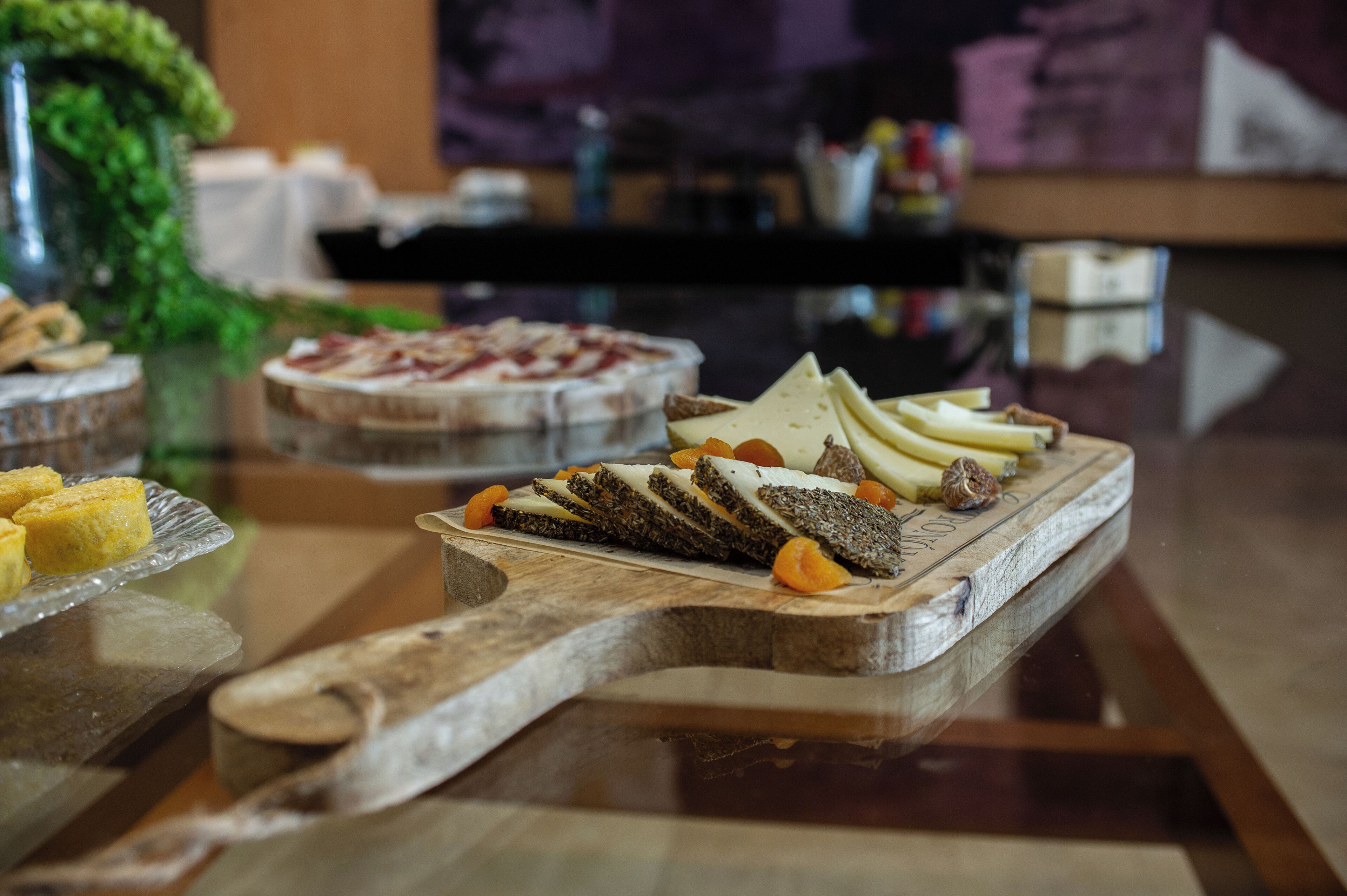 Een desserttafel met diverse zoete lekkernijen en gebak.