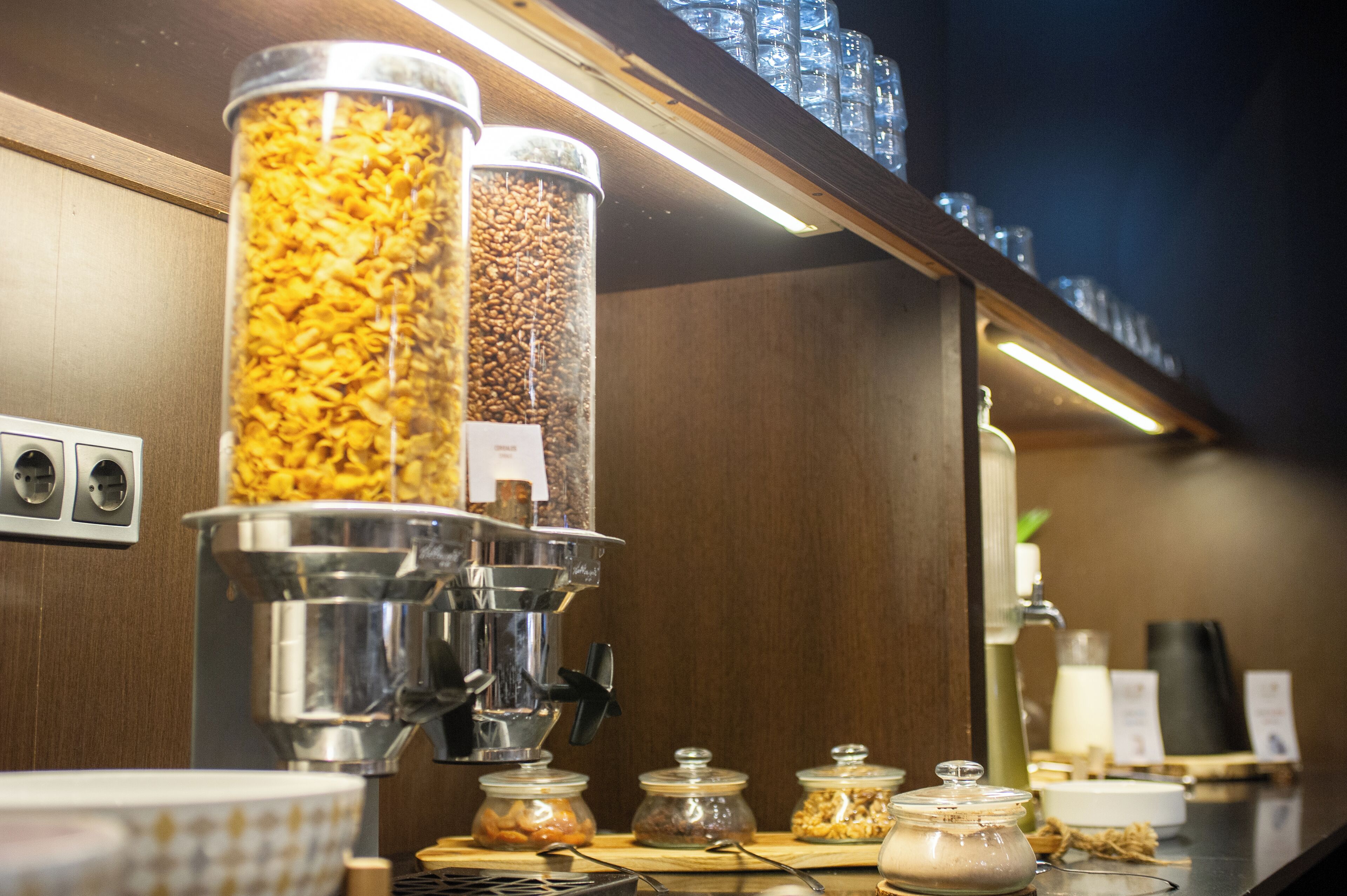Una estación de café con varios dispensadores y recipientes de café y otros productos.